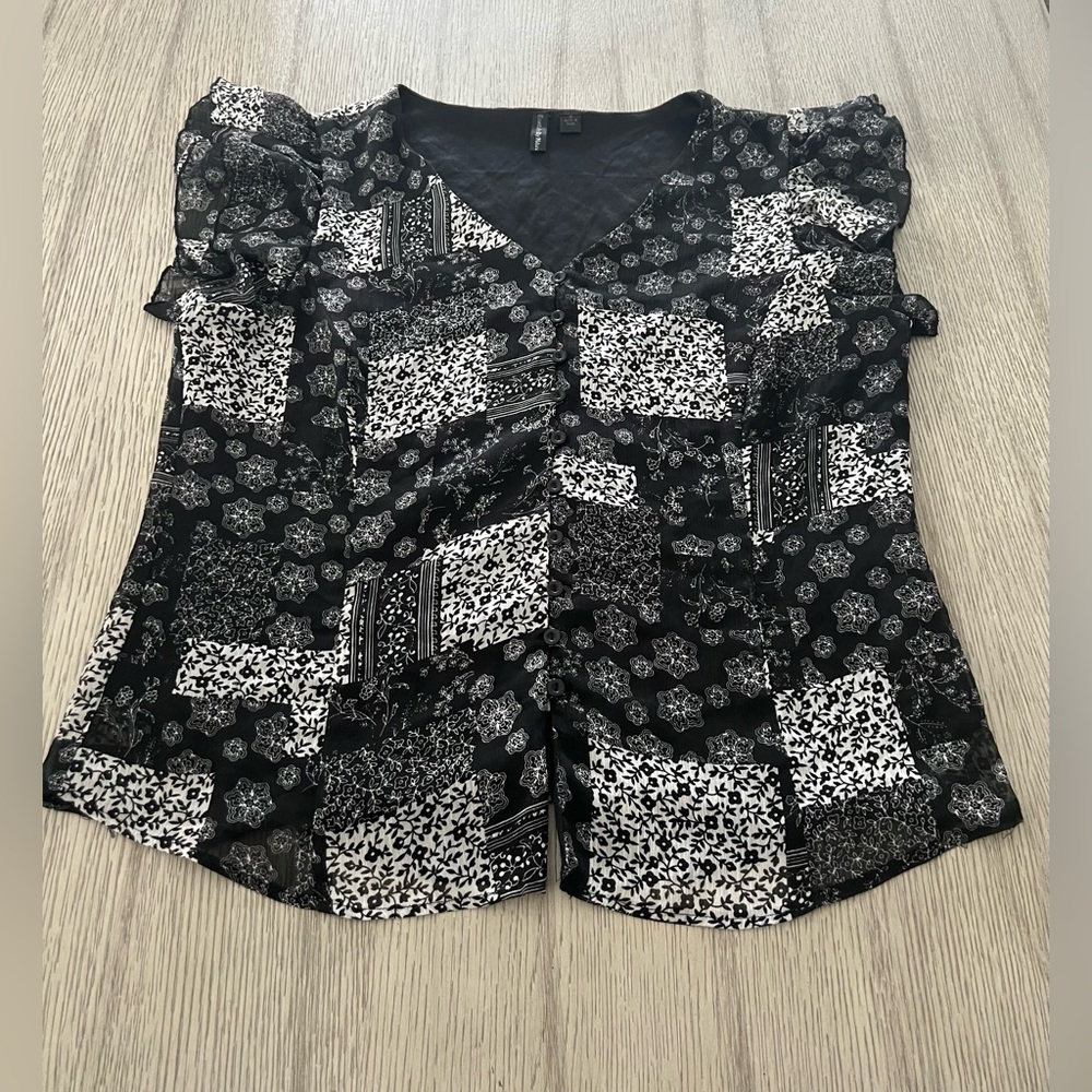 ESSENTIALS BY Milano woman’s floral blouse